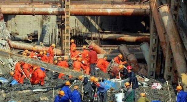 違規(guī)再起 青島地鐵施工坍塌已致3死 2人失聯(lián)！
